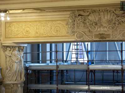 Reggono l�architrave scenica con riquadri vegetali...
